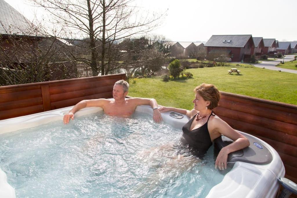 Skylark Sleeps 8 Private Hot Tub & Dogs Welcome Nr Padstow, Resort Pool Bar & Watersports St Columb Major Eksteriør bilde