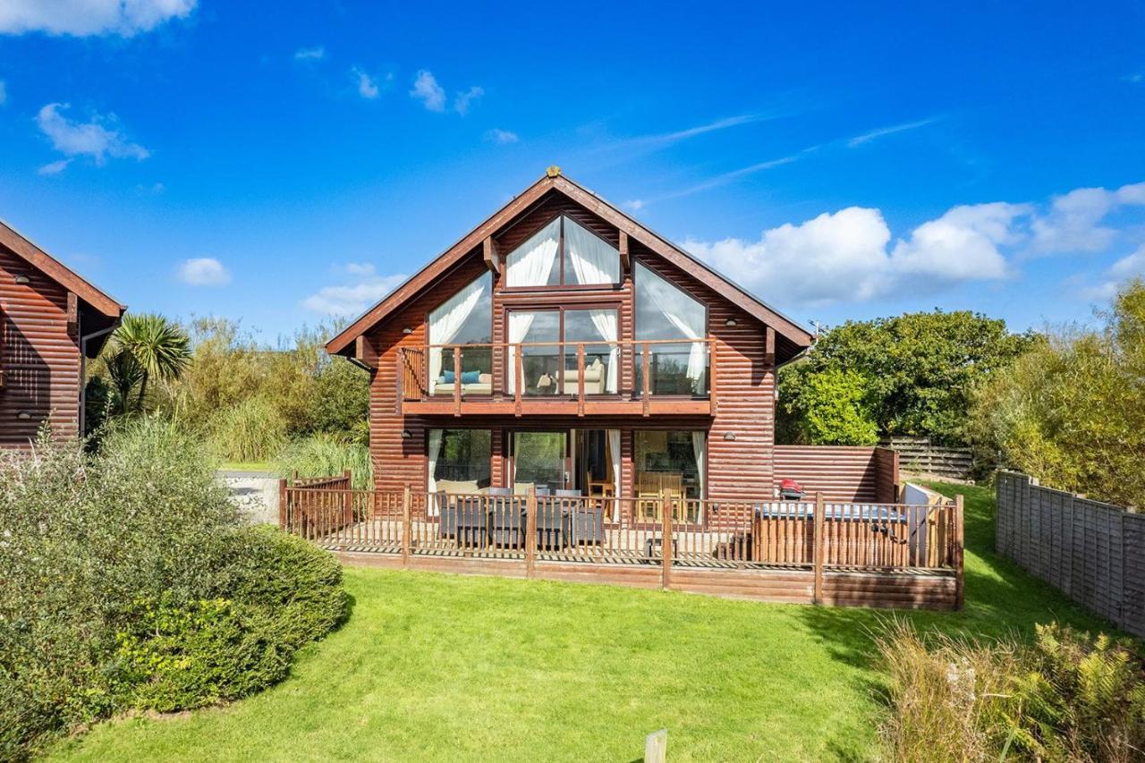 Skylark Sleeps 8 Private Hot Tub & Dogs Welcome Nr Padstow, Resort Pool Bar & Watersports St Columb Major Eksteriør bilde